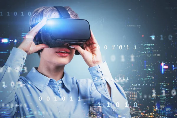 Mujer en gafas VR en ciudad, interfaz digital — Foto de Stock