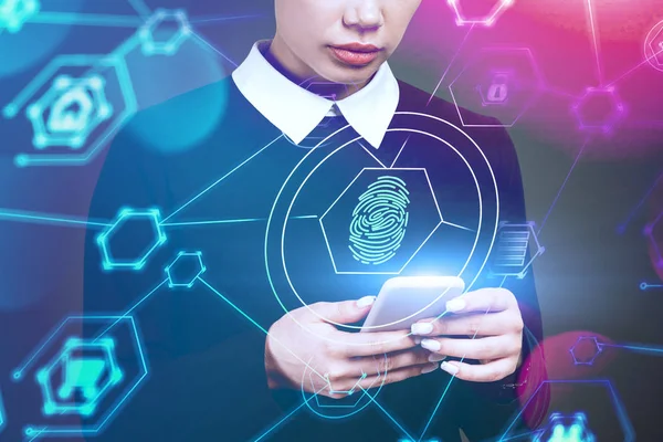 Vrouw met smartphone, Cyber Security interface — Stockfoto