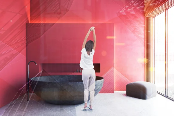 Kvinna i loft rött badrum med badkar — Stockfoto