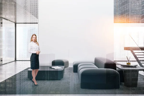 Femme souriante dans le salon blanc avec escalier — Photo