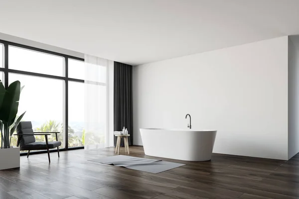 Fehér fürdőszoba sarok karosszékkel és káddal — Stock Fotó