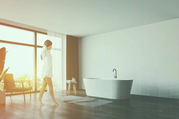 Mulher andando no banheiro branco panorâmico — Fotografia de Stock