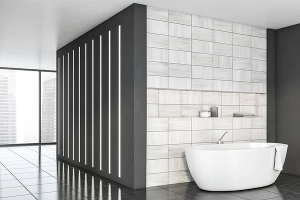Canto do banheiro azulejo cinza e de madeira com banheira — Fotografia de Stock