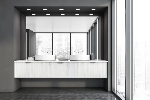Panoramatický šedý interiér koupelny s umyvadlem — Stock fotografie
