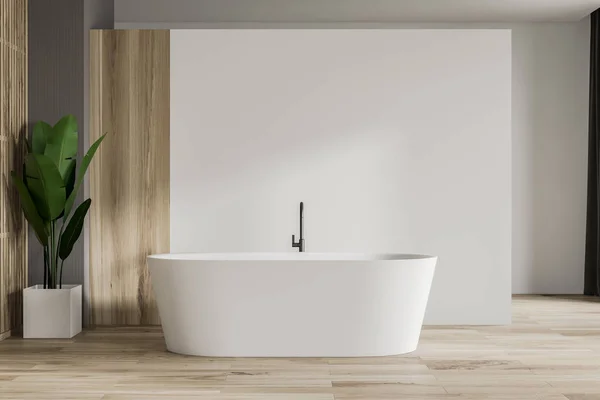 Bagno bianco e in legno con vasca e impianto — Foto Stock