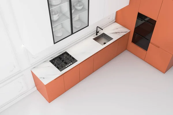 Белая кухня с оранжевыми столешницами, вид сверху — стоковое фото