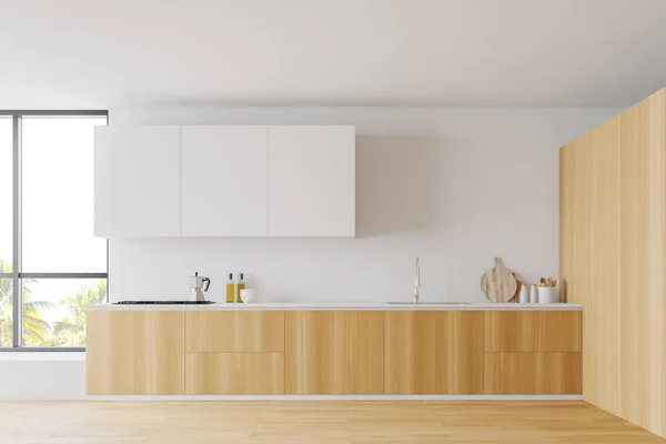 Стильный интерьер деревянной и белой кухни — стоковое фото