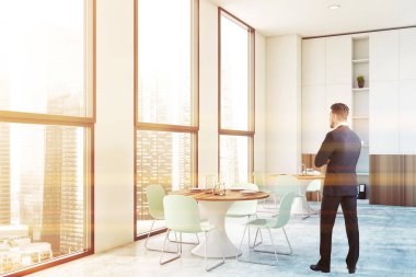 Beyaz ofis kantinindeki iş adamı.