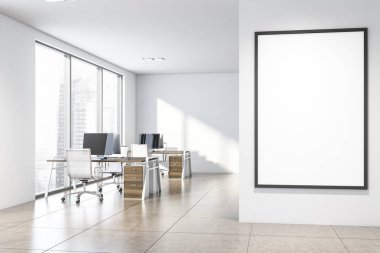 Posteri olan beyaz danışmanlık bürosu.