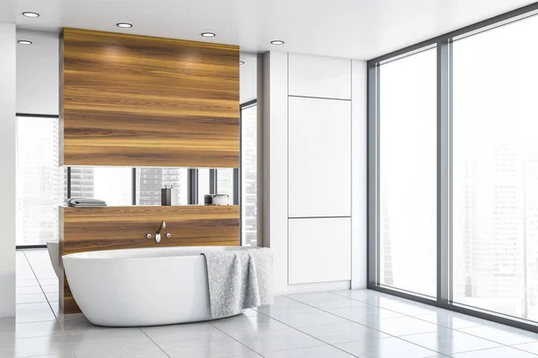 Canto do banheiro de madeira e branco com banheira — Fotografia de Stock