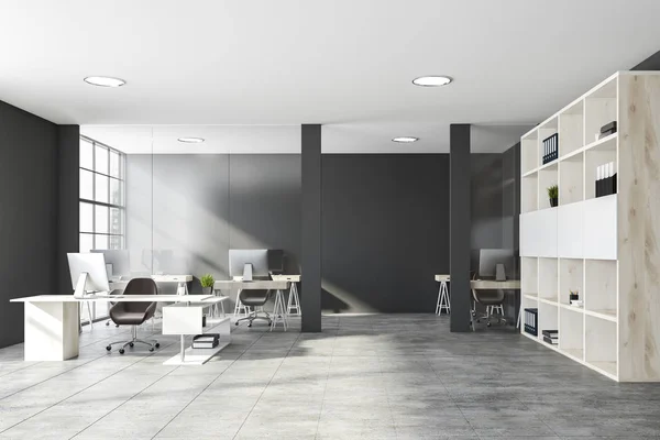 Modern grijs open ruimte kantoor met boekenkast — Stockfoto