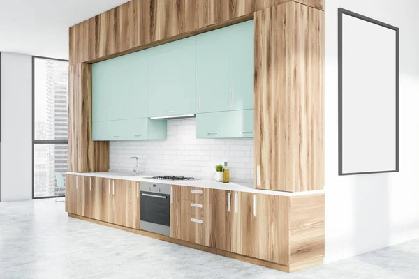 Интерьер деревянной и белой кухни с постером — стоковое фото