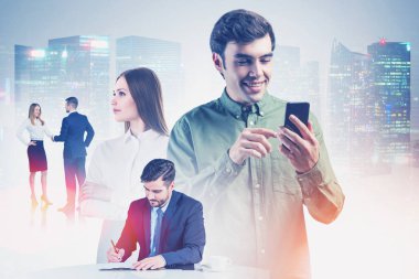 Gece şehrinde mutlu iş adamları