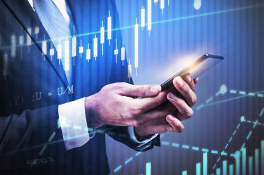 Akıllı telefon ve dijital diyagramı olan bir iş adamı.