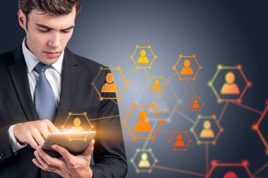 Tabletli adam, turuncu HR arayüzü