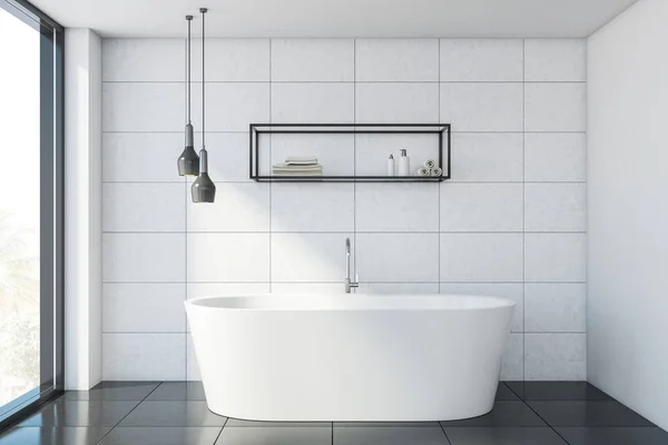 Casa de banho em azulejo branco interior com banheira — Fotografia de Stock