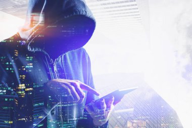 Şehirde tableti olan tanınmayan bir hacker.