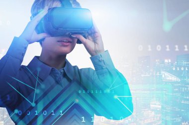VR gözlüklü genç geliştirici, ağ arayüzü
