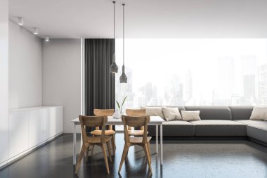 Kanepeli, beyaz bir yemek odası.