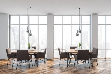 Beyaz panoramik restoran içi koltuklarla dolu