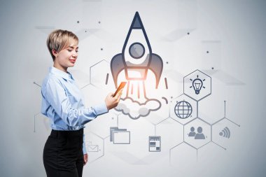 Gülümseyen kadın telefon açılışı yapıyor