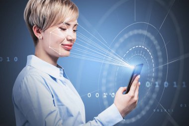 Telefonla gülümseyen kadın, yüz tanıma teknolojisi.