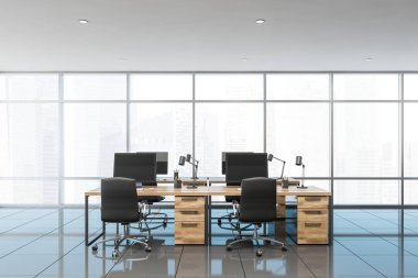 Panoramik ofis içi ahşap masalarla dolu