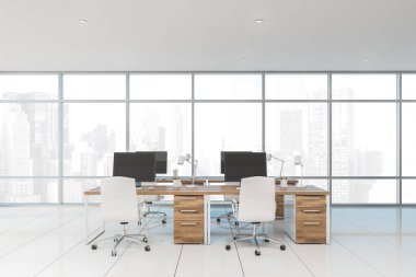 Panoramik ofis içi ahşap masalarla dolu