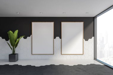 Afişlerle dolu beyaz ve siyah boş bir oda