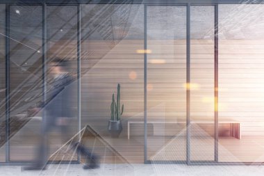 Tahta lobide bankta yürüyen bir adam.