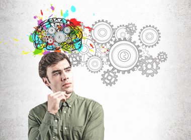 Düşünceli genç sıradan bir adam beyin fırtınası yapıyor.