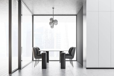 Şık bir beyaz ve cam yemek odası.