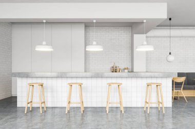 Uzun bar standı olan modern bir bar.