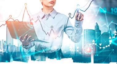 Şehirde haritayla çalışan iş kadını