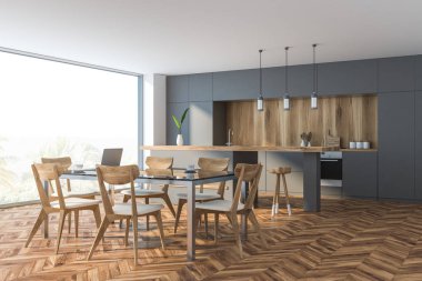 Ahşap zemin köşesinde masa var.