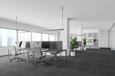 Pencereli beyaz açık uzay ofisi köşesi