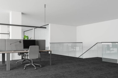 Bilgisayarlı beyaz ofis işyeri