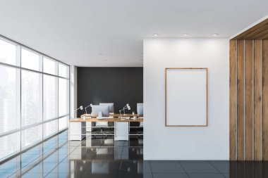 Gri ve ahşap posterli açık uzay ofisi