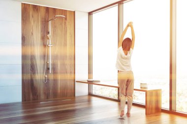 Duş ile beyaz banyoda kadın