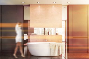 Lüks gri ve pembe banyoda yürüyen bir kadın.