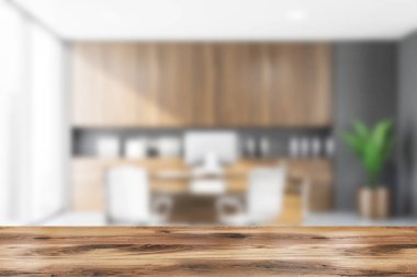 Bulanık gri Ceo ofisinde bir masa.