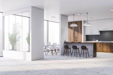 Geniş beyaz mutfak ve bar.