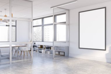 Toplantı odası ve posteri olan beyaz ofis.