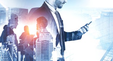 Akıllı telefonu ve iş ekibi olan bir adam.