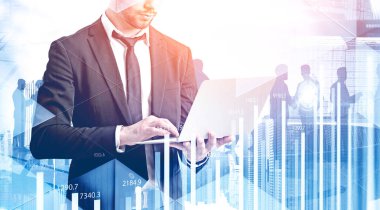 Dizüstü bilgisayarı ve iş ekibi olan bir adam.