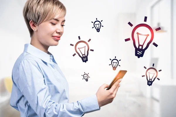 Mujer sonriente con teléfono en la oficina, brillante idea — Foto de Stock