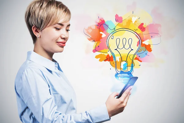 Glimlachende jonge vrouw met telefoon, slim idee — Stockfoto