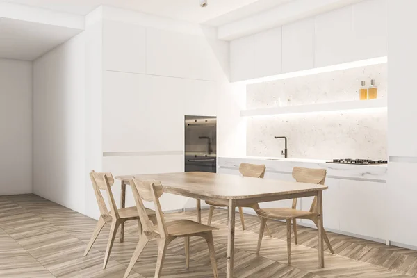 Canto da cozinha branca com mesa de madeira — Fotografia de Stock