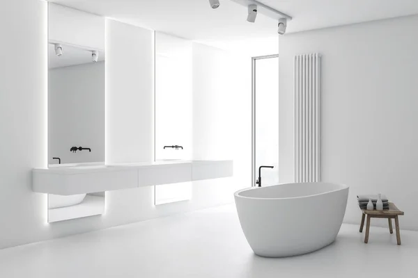 Beyaz banyo köşesi, küvet ve çift lavabo — Stok fotoğraf