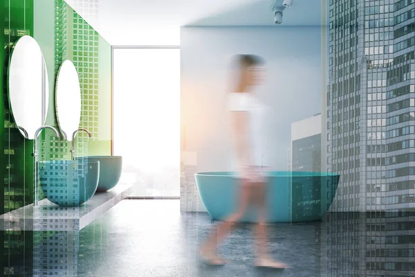 Femme marchant dans la salle de bain blanche et verte — Photo